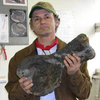 Bob Simon with sub-adlul Stegosaurus humerus