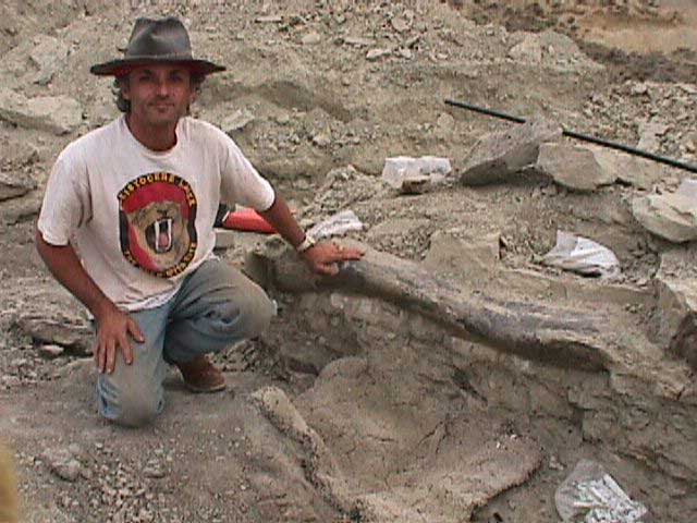 Bob Simon working bone bed